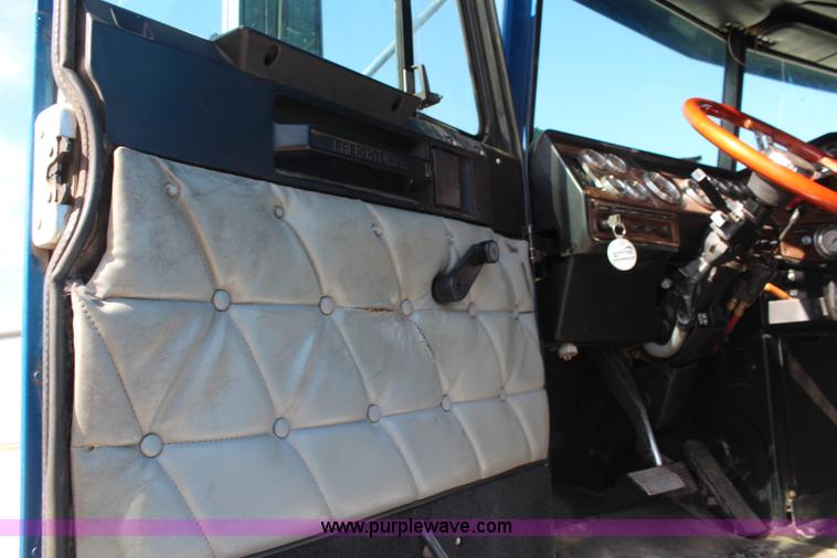 image for item I5894 1995 Freightliner FLD120 semi truck