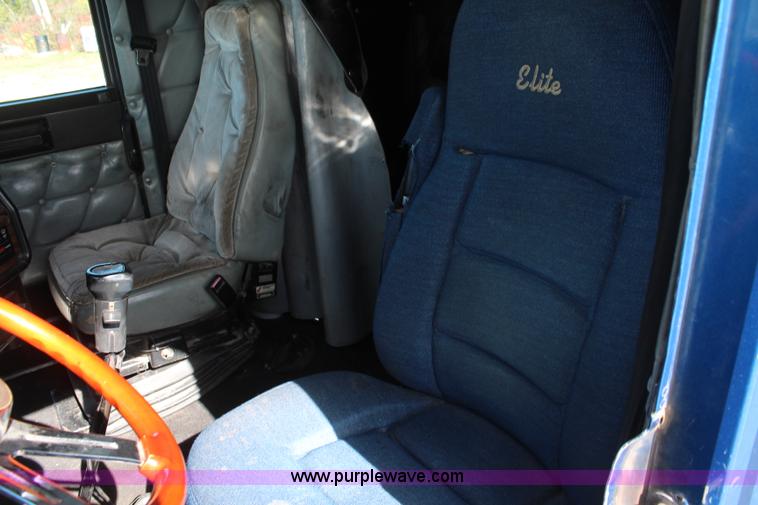 image for item I5894 1995 Freightliner FLD120 semi truck