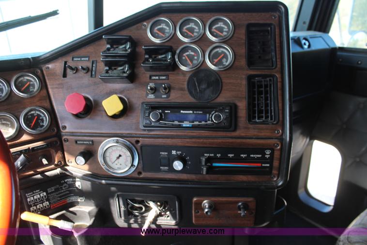 image for item I5894 1995 Freightliner FLD120 semi truck