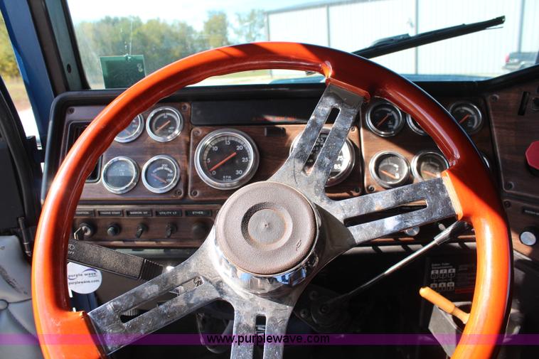 image for item I5894 1995 Freightliner FLD120 semi truck