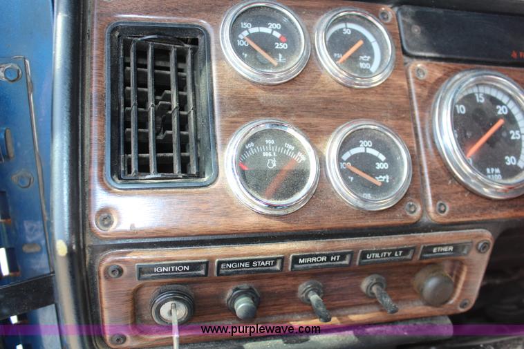 image for item I5894 1995 Freightliner FLD120 semi truck