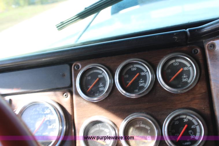 image for item I5894 1995 Freightliner FLD120 semi truck