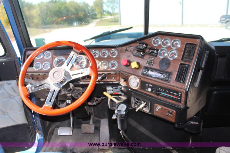 image for item I5894 1995 Freightliner FLD120 semi truck