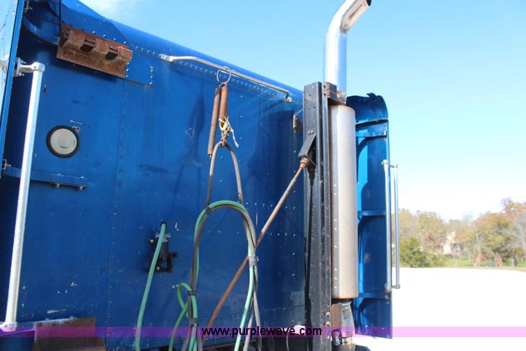 image for item I5894 1995 Freightliner FLD120 semi truck