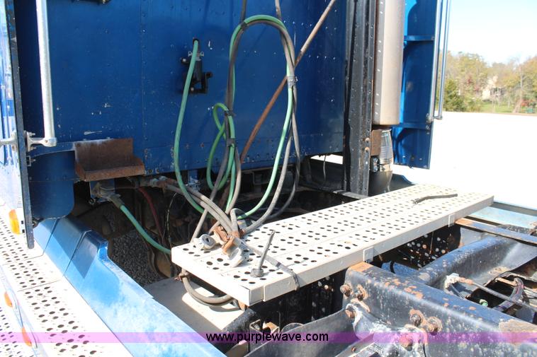 image for item I5894 1995 Freightliner FLD120 semi truck