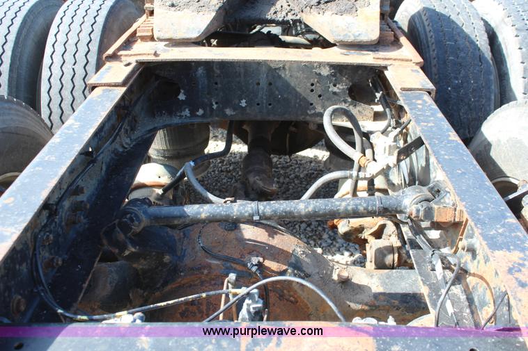 image for item I5894 1995 Freightliner FLD120 semi truck