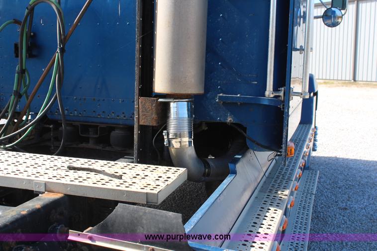 image for item I5894 1995 Freightliner FLD120 semi truck