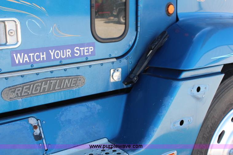 image for item I5894 1995 Freightliner FLD120 semi truck