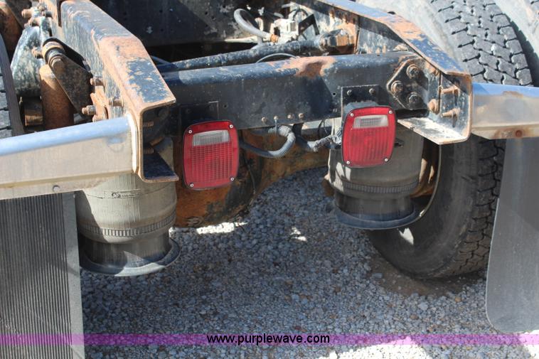 image for item I5894 1995 Freightliner FLD120 semi truck