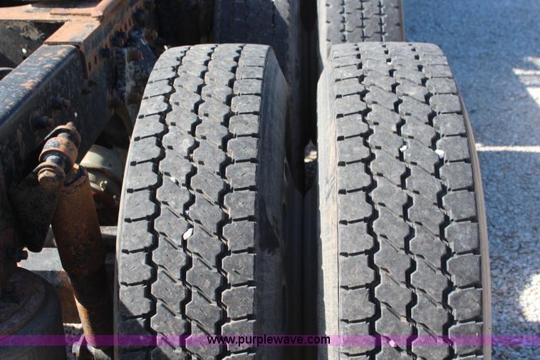 image for item I5894 1995 Freightliner FLD120 semi truck