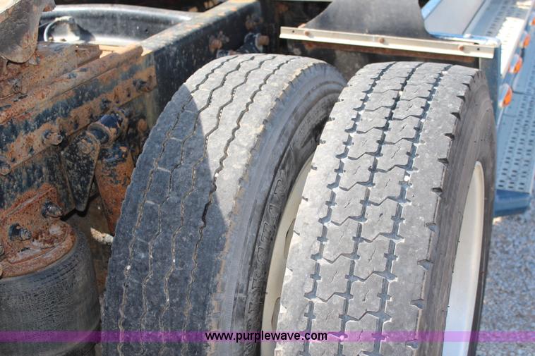 image for item I5894 1995 Freightliner FLD120 semi truck