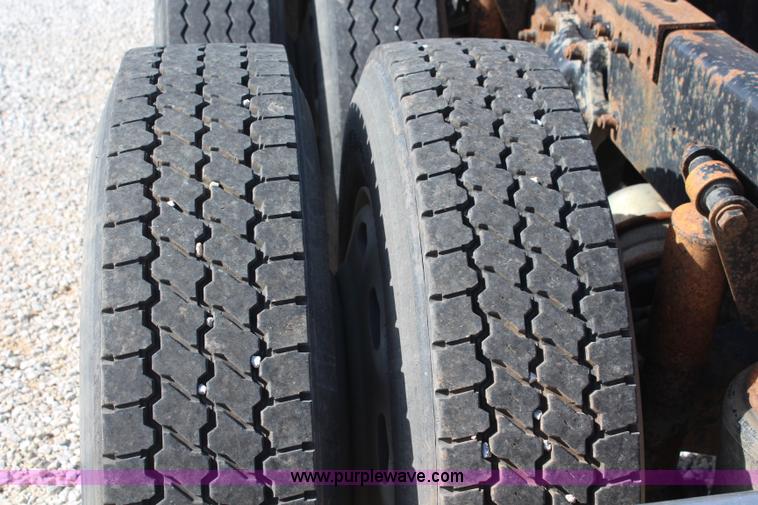 image for item I5894 1995 Freightliner FLD120 semi truck