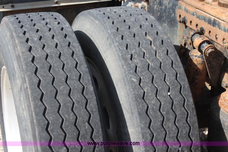 image for item I5894 1995 Freightliner FLD120 semi truck