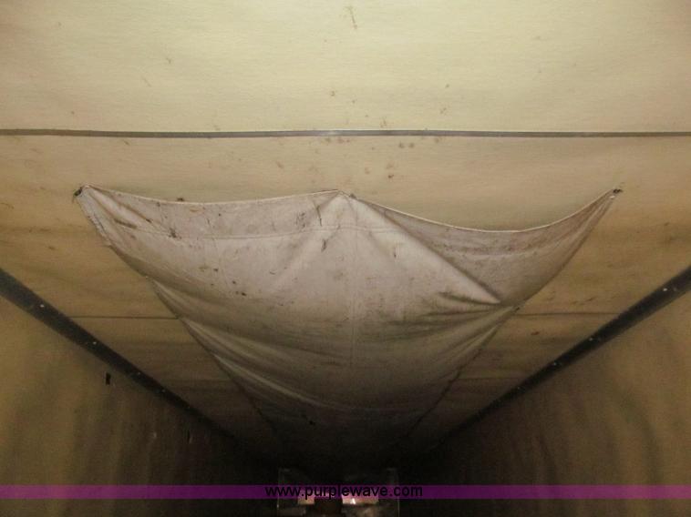 image for item I8720 1997 Utility VS2R reefer trailer