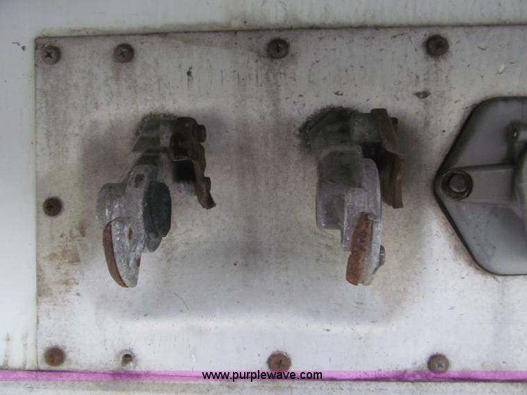 image for item I8720 1997 Utility VS2R reefer trailer