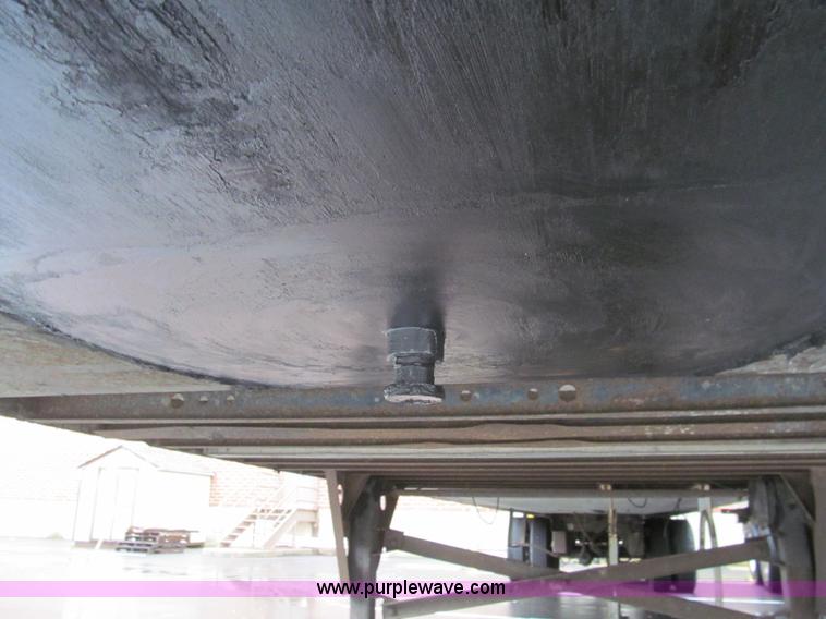 image for item I8720 1997 Utility VS2R reefer trailer