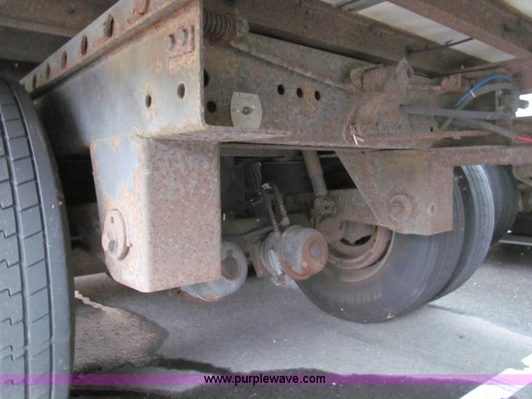 image for item I8720 1997 Utility VS2R reefer trailer