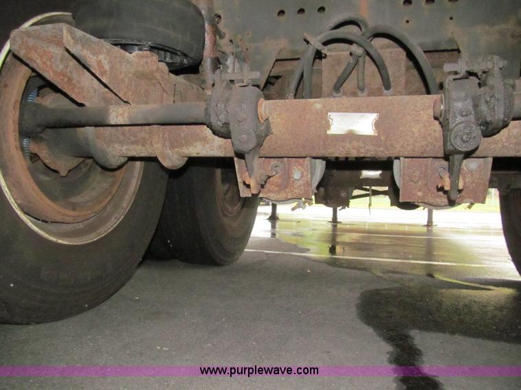 image for item I8720 1997 Utility VS2R reefer trailer