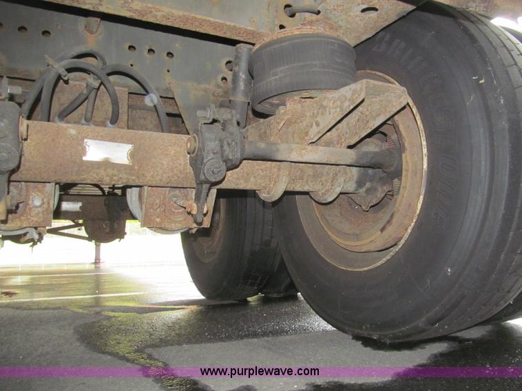 image for item I8720 1997 Utility VS2R reefer trailer