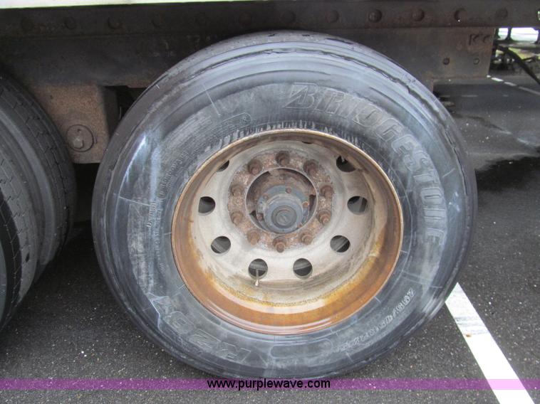 image for item I8720 1997 Utility VS2R reefer trailer