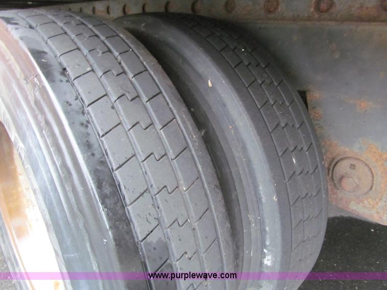 image for item I8720 1997 Utility VS2R reefer trailer