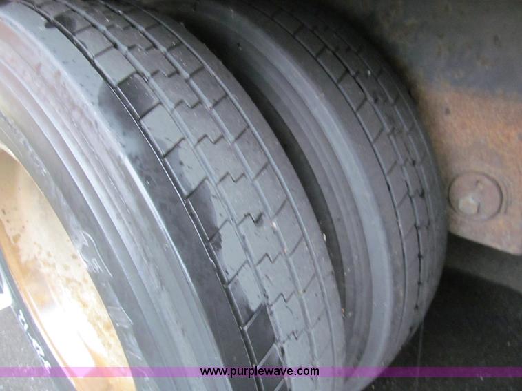 image for item I8720 1997 Utility VS2R reefer trailer