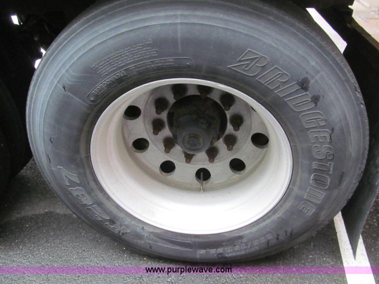 image for item I8720 1997 Utility VS2R reefer trailer