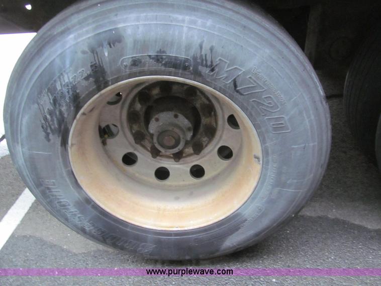 image for item I8720 1997 Utility VS2R reefer trailer