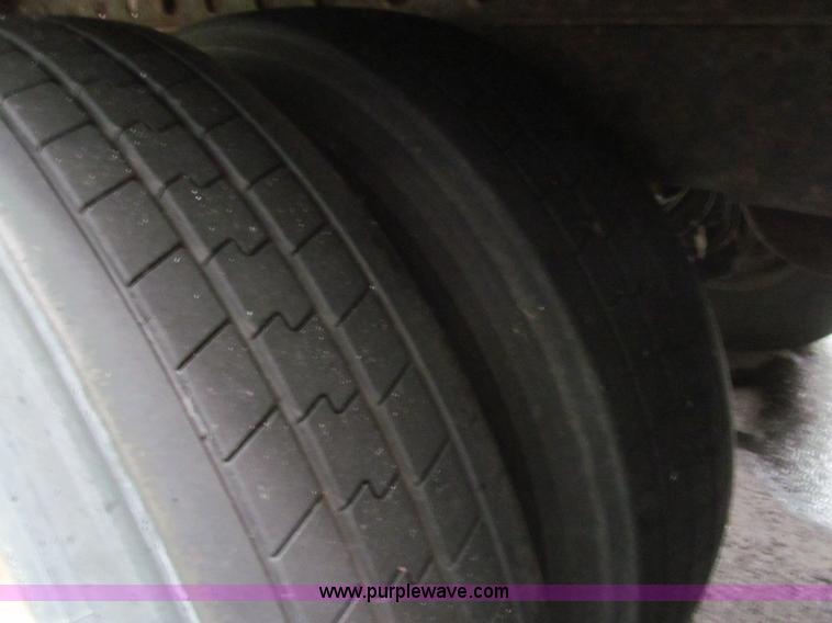 image for item I8720 1997 Utility VS2R reefer trailer