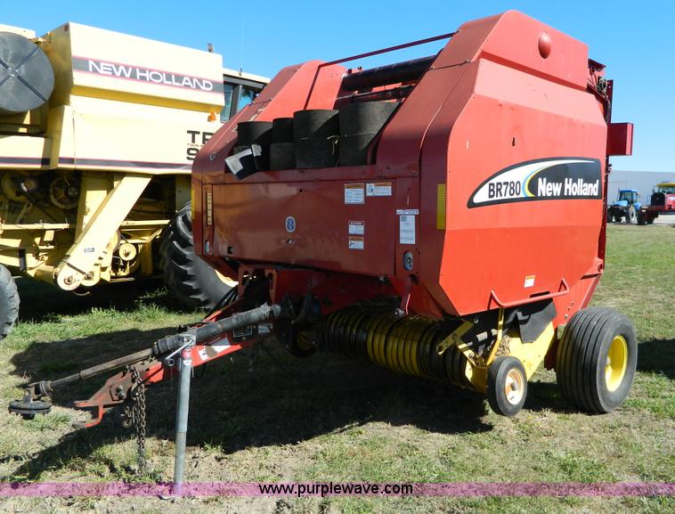 image for item AQ9439 2004 New Holland BR780 round baler