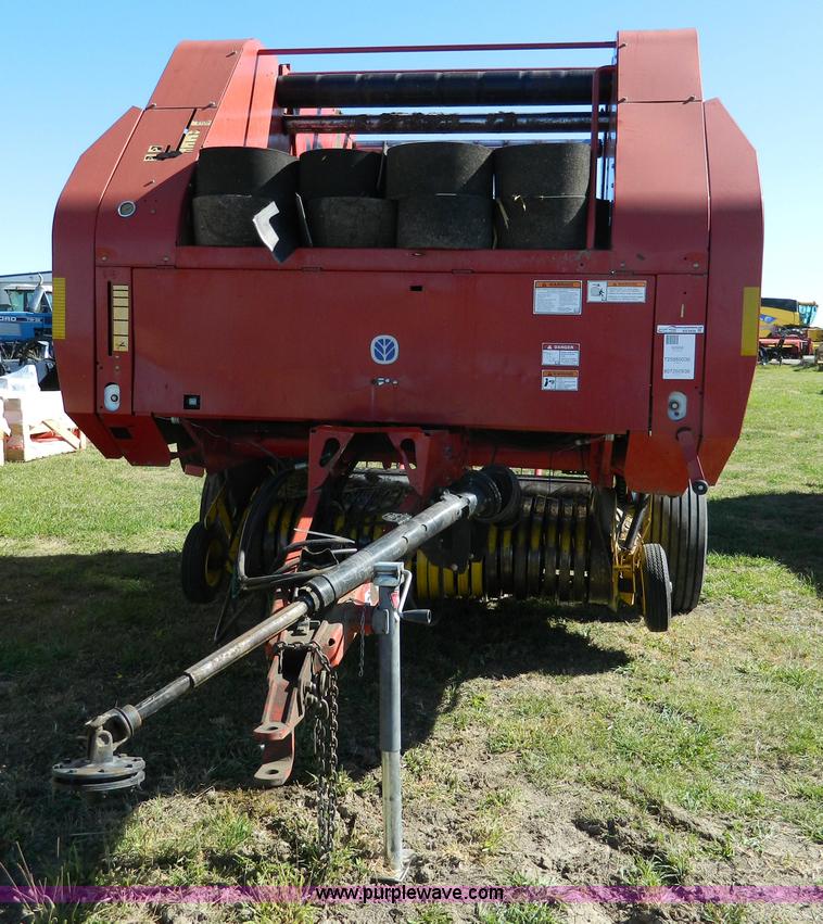 image for item AQ9439 2004 New Holland BR780 round baler