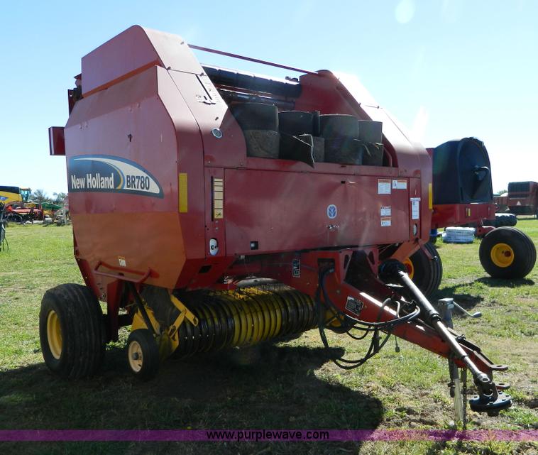 image for item AQ9439 2004 New Holland BR780 round baler
