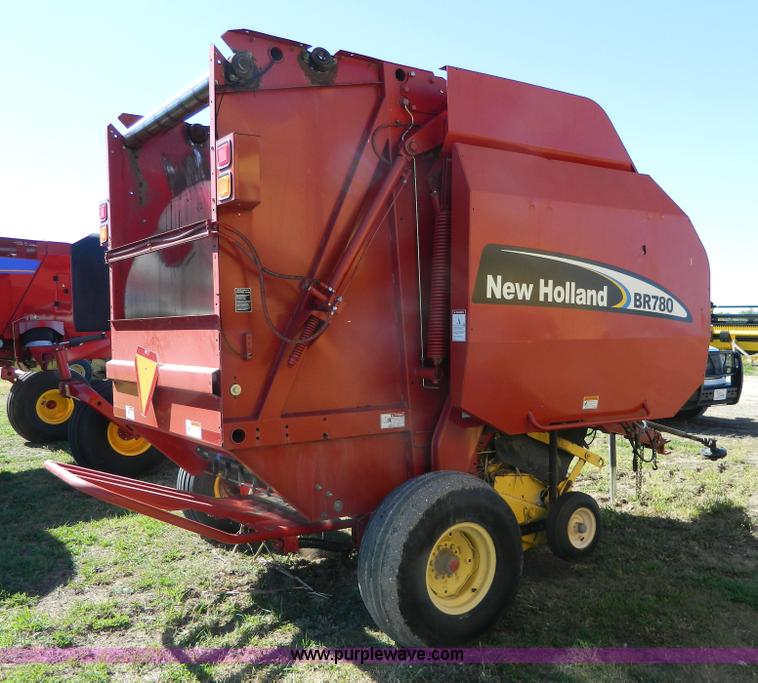 image for item AQ9439 2004 New Holland BR780 round baler
