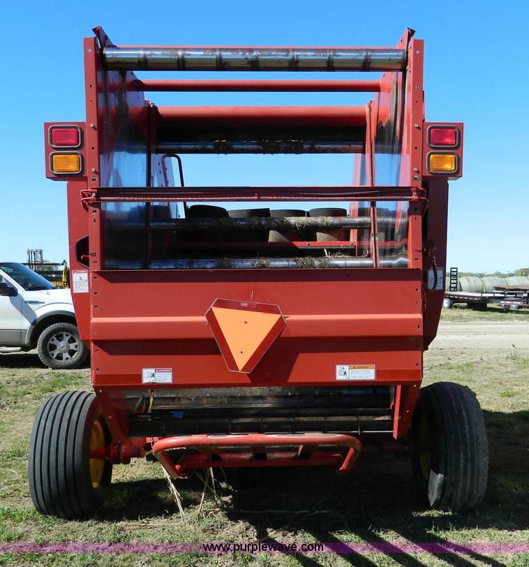 image for item AQ9439 2004 New Holland BR780 round baler