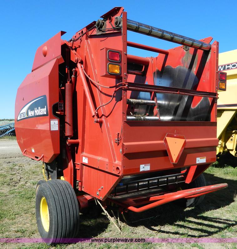 image for item AQ9439 2004 New Holland BR780 round baler