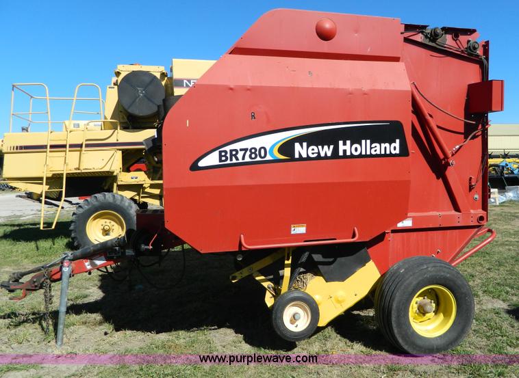 image for item AQ9439 2004 New Holland BR780 round baler