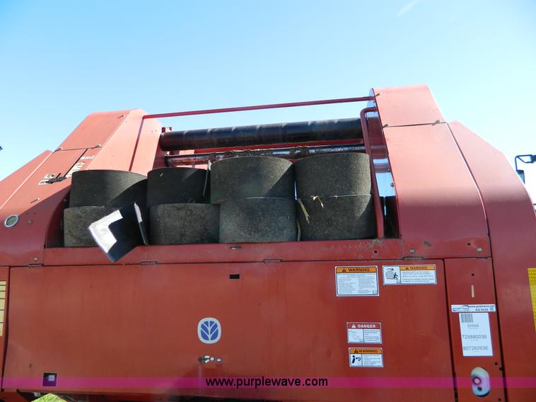 image for item AQ9439 2004 New Holland BR780 round baler