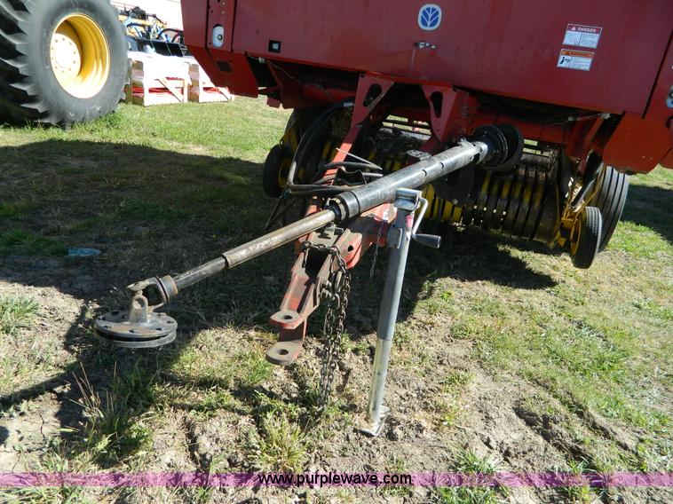 image for item AQ9439 2004 New Holland BR780 round baler