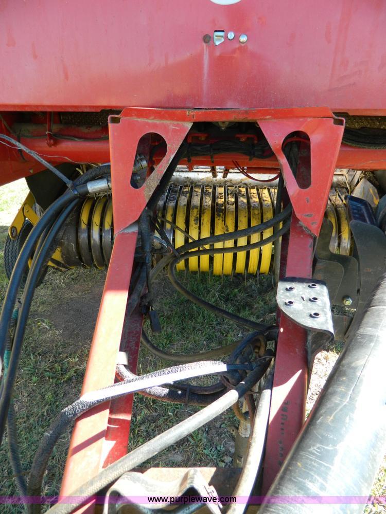 image for item AQ9439 2004 New Holland BR780 round baler