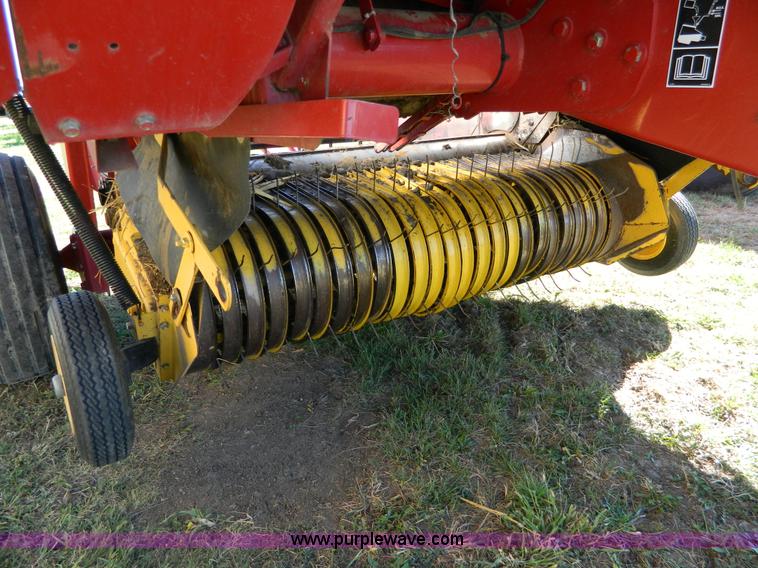 image for item AQ9439 2004 New Holland BR780 round baler