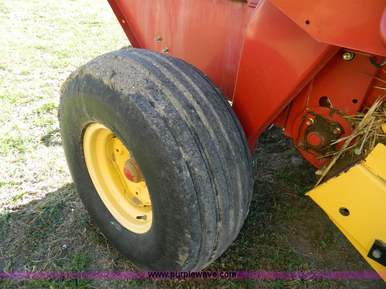 image for item AQ9439 2004 New Holland BR780 round baler