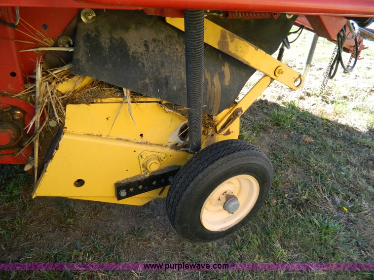 image for item AQ9439 2004 New Holland BR780 round baler