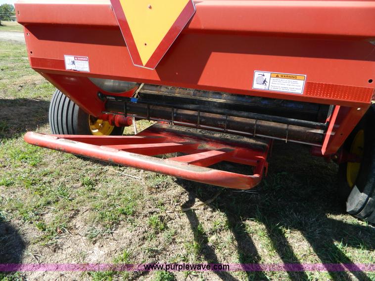 image for item AQ9439 2004 New Holland BR780 round baler