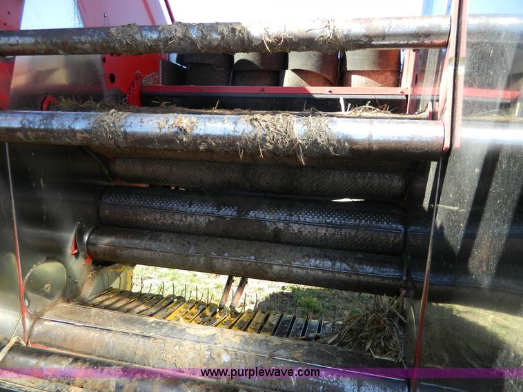 image for item AQ9439 2004 New Holland BR780 round baler