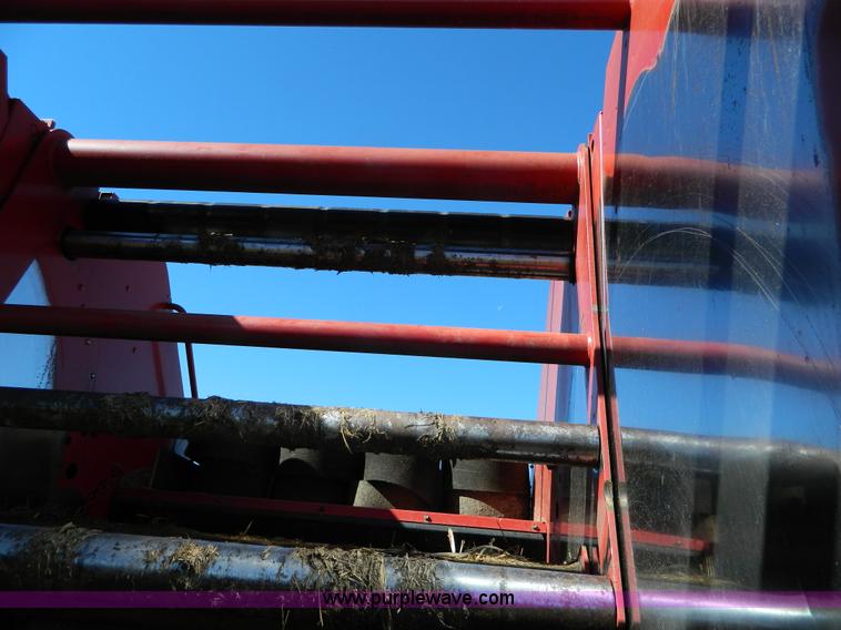 image for item AQ9439 2004 New Holland BR780 round baler