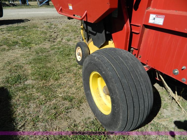 image for item AQ9439 2004 New Holland BR780 round baler