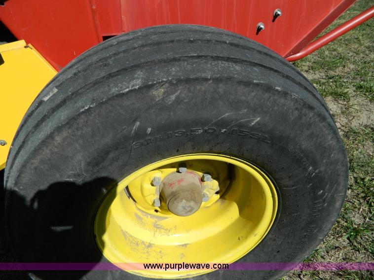 image for item AQ9439 2004 New Holland BR780 round baler