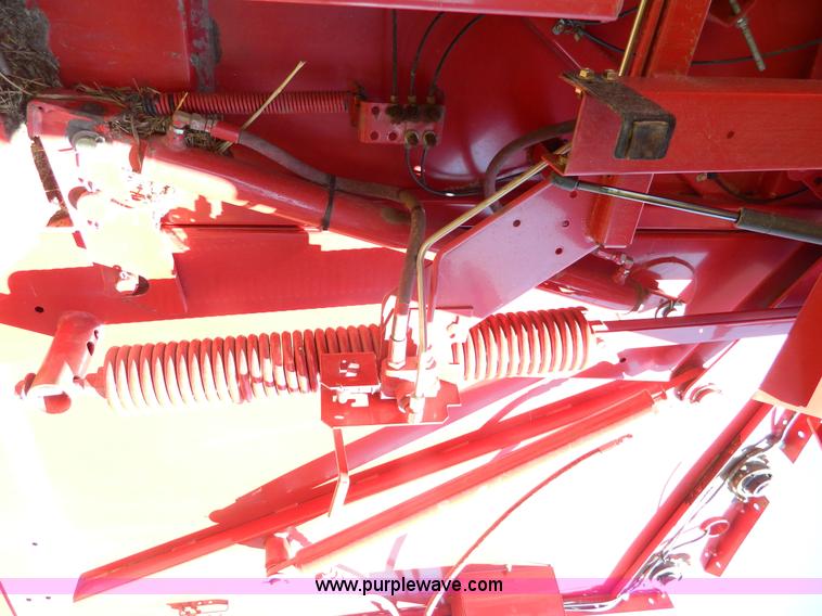 image for item AQ9439 2004 New Holland BR780 round baler