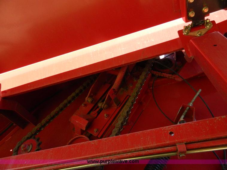 image for item AQ9439 2004 New Holland BR780 round baler