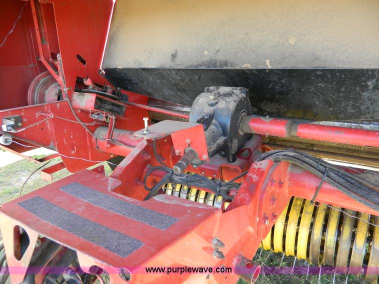 image for item AQ9439 2004 New Holland BR780 round baler